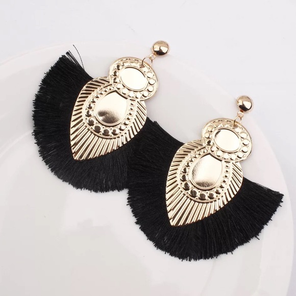 A pair of Colorful tussle earrings - Picture 3 of 5